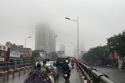 Hà Nội mưa phùn, sương mù dày đặc