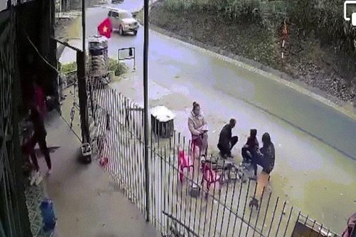 Ôm cua mất lái, ô tô lao vào nhóm người ngồi ven đường