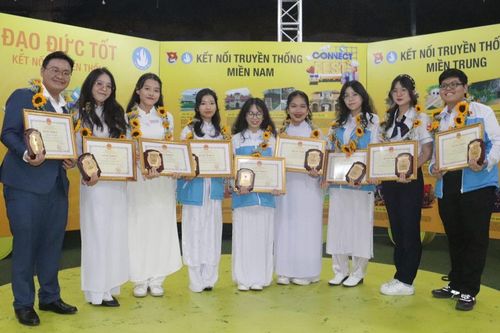 Phát triển đảng viên trong trường phổ thông: Cống hiến và trách nhiệm