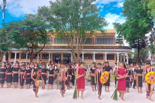 Trường học vang tiếng cồng chiêng