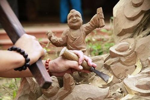Du khách say đắm ngắm nhìn nghệ nhân trình diễn tinh hoa làng mộc 500 tuổi