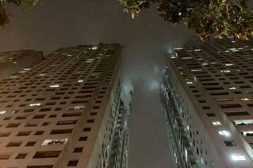 Đưa 120 người hoảng loạn khỏi tòa nhà xảy ra cháy ở Hà Nội
