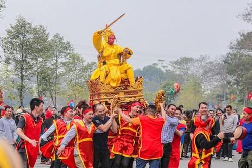 Mê tín tràn vào lễ hội