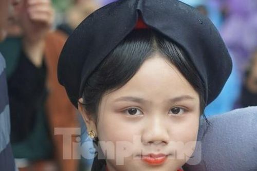 Du khách đội mưa xem quan họ ở hội Lim