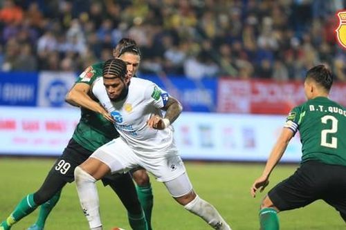 Ghi bàn phút cuối, Nam Định giành 3 điểm đầu tay