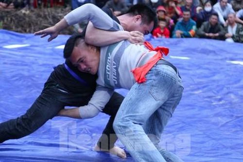 Trai làng mặc áo len, quần jean thi đấu vật
