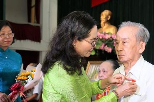 TPHCM trao huy hiệu cho gần 100 đảng viên dịp kỷ niệm ngày thành lập Đảng