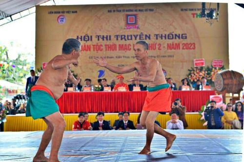 Xem 2 cụ ông 80 tuổi ở Hải Phòng đấu vật khỏe như thanh niên