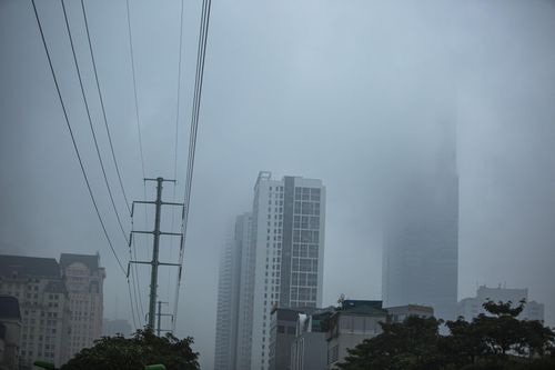 Hà Nội chìm trong sương mù dày đặc