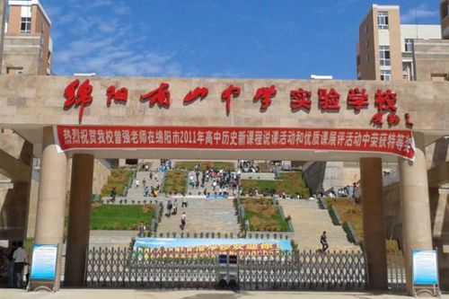Trường học cấm học sinh mặc đồ hiệu, đi giày không được vượt quá 1,7 triệu đồng