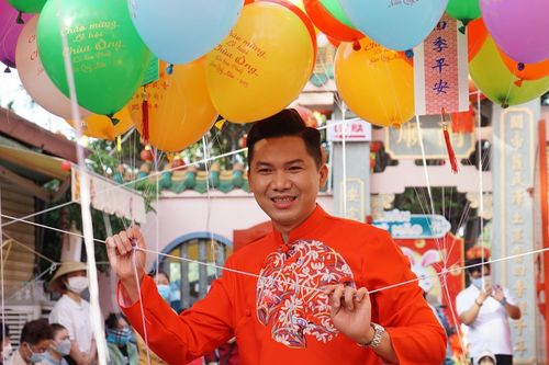 Gần 1.000 quả phúc khí cầu được thả lên trời