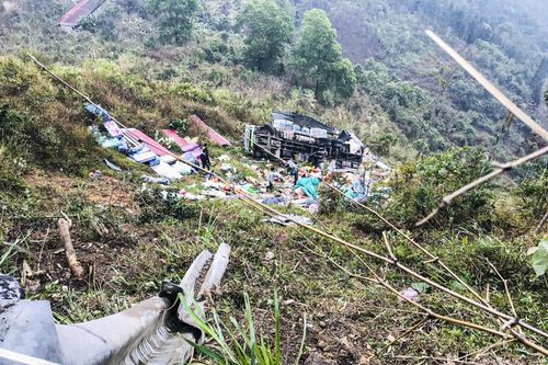 Hà Giang: Xe tải chở hàng lao xuống vực, 4 người bị thương