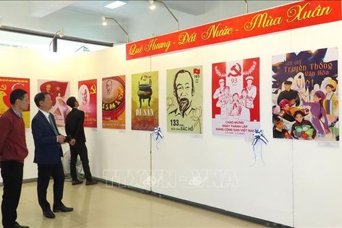 Khai mạc triển lãm 'Quê hương - Đất nước - Mùa xuân'