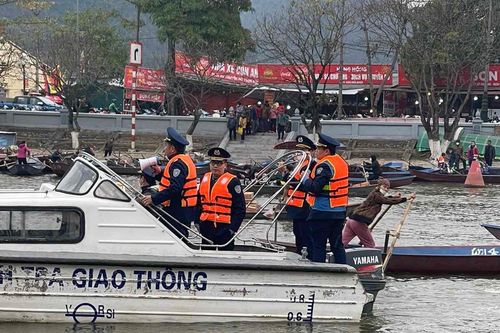 Hà Nội: Đình chỉ hoạt động nhiều xuồng máy tại chùa Hương