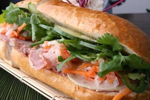Cảnh báo: Ăn bánh mì kẹp thịt chế biến và xúc xích là nguyên nhân gia tăng ung thư vú ở phụ nữ