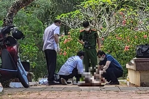 Trong khuôn viên đài liệt sĩ, người dân chứng kiến cảnh tượng 'ám ảnh'
