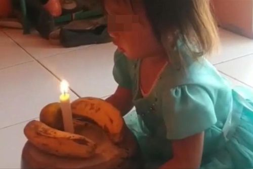 Bố mẹ không có tiền mua bánh kem, bé gái 3 tuổi vui vẻ mừng sinh nhật với 3 trái chuối
