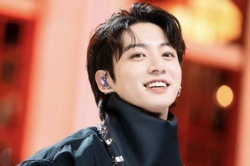 Jungkook (BTS) vô tình cứu 1 cô gái khỏi vụ quấy rối nhờ livestream