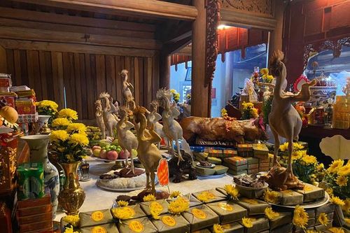 Độc đáo hàng trăm cỗ gà bay rồng, phượng ngày giỗ vua Mai Hắc Đế
