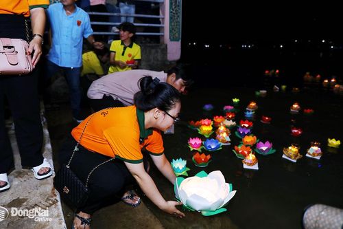 Hàng ngàn người tham gia lễ hoa đăng chùa Ông