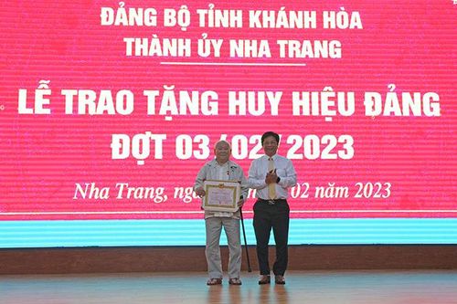 Trao tặng Huy hiệu Đảng đợt 3-2 cho các đảng viên