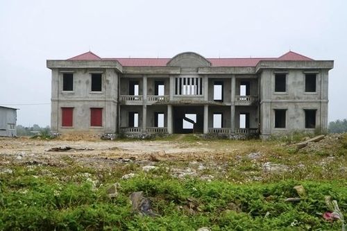 Thanh Hóa: Công sở bạc tỷ thành nơi nhốt lợn sau sáp nhập