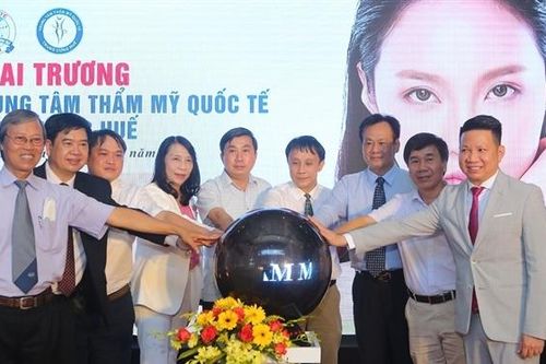 Bệnh viện Trung ương Huế báo công dâng Bác nhân kỷ niệm 93 năm ngày thành lập Đảng Cộng sản Việt Nam