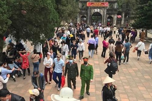 Nhiều đổi mới trong giữ trật tự lễ hội chùa Hương