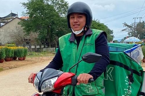 Nghị lực chàng shipper người dân tộc HRE đỗ đại học Công an