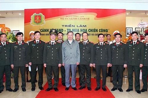 Bộ trưởng Tô Lâm tham quan Triển lãm 'Cảnh vệ CAND - 70 mùa hoa chiến công'