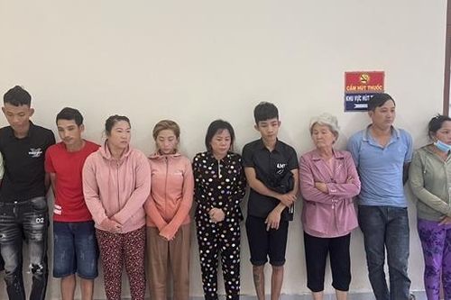 Phá sòng tài xỉu trong vườn cao su lúc nửa đêm