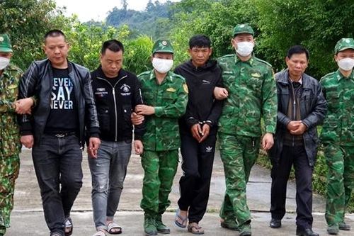Cấu kết với đối tượng người Lào đưa người Trung Quốc xuất, nhập cảnh trái phép