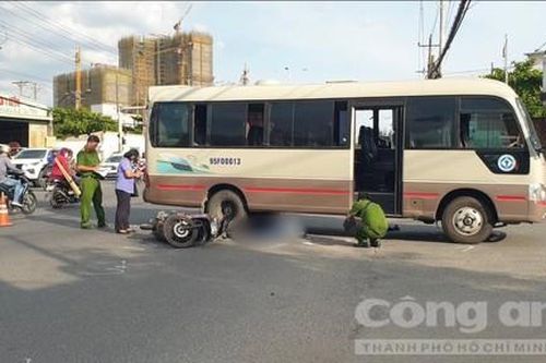 Xe máy lao vào hông xe khách, một người tử vong
