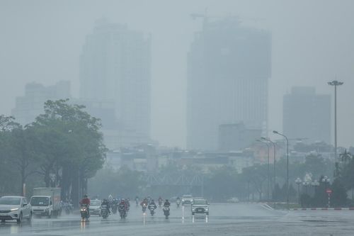 Hà Nội chìm trong mưa phùn, sương mờ đặc quánh từ sáng đến trưa