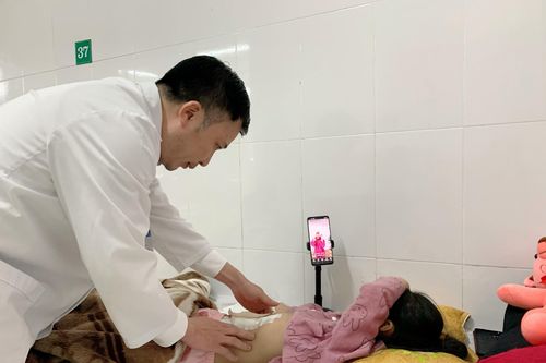 Khám đau bụng buồn nôn, tá hỏa phát hiện ruột bé 7 tuổi hoại tử phải cắt bỏ