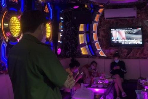 Chủ quán karaoke lăng mạ, ném vỏ chai bia vào tổ công tác