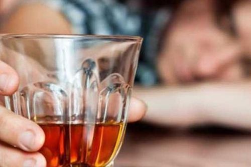 2 người đàn ông tím tái, nguy kịch sau khi uống rượu tự ngâm