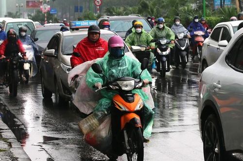 Hà Nội dứt chuỗi ngày nắng đẹp, chuyển mưa mù nặng hạt, người dân tất tả đội mưa đến công sở
