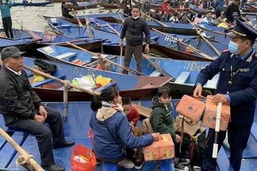 'Siết' tình trạng lấn chiếm lòng đường, hành lang ATGT làm nơi bán hàng ở Lễ hội Chùa Hương