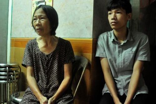 MS 818: Mồ côi cha, 2 anh em làm thêm kiếm tiền nuôi mẹ điều trị ung thư, học đại học