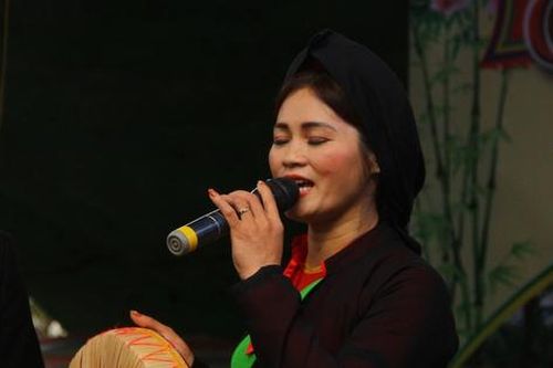 Liền anh liền chị hội Lim hát quan họ giữa mưa phùn sau 3 năm vắng bóng vì COVID-19