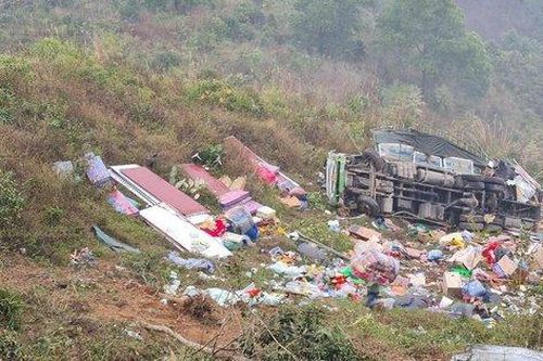Xe tải mất phanh lao xuống vực sâu khiến 4 người bị thương