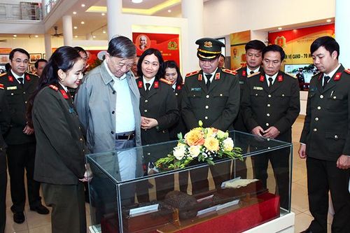 Bộ trưởng Bộ Công an Tô Lâm tham quan Triển lãm 'Cảnh vệ Công an nhân dân - 70 mùa hoa chiến công'