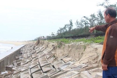 Hỏng hàng trăm mét bờ kè ở biển Tam Thanh
