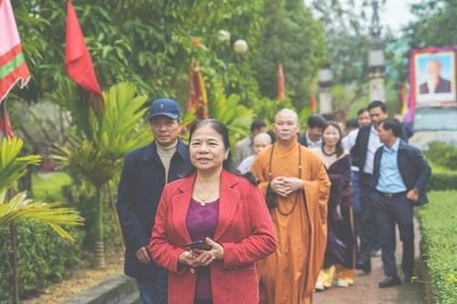Hàng nghìn du khách viếng Đại danh y Hải Thượng Lãn Ông