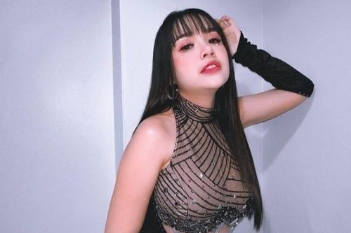 Nữ ca sĩ Thái Lan bị chỉ trích vì nhảy gợi cảm bên trẻ nhỏ