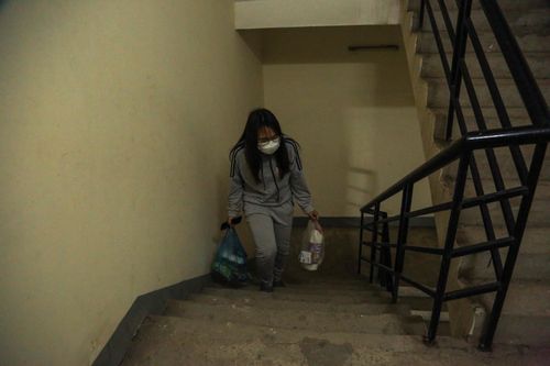 Leo bộ hàng chục tầng nhà vì thang máy hỏng sau hỏa hoạn ở Hà Nội