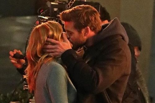 Liam Hemsworth hôn bạn diễn 55 tuổi