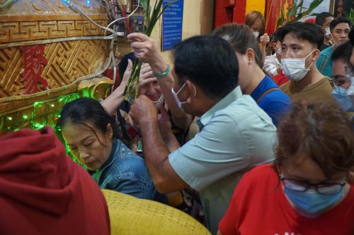 Tranh nhau vét tro trước chánh điện chùa Bà ở Bình Dương