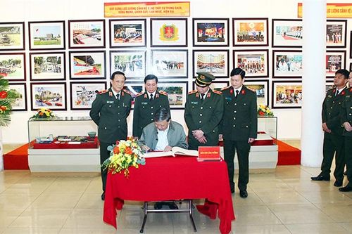 Bộ trưởng Tô Lâm tham quan Triển lãm Cảnh vệ Công an nhân dân - 70 mùa hoa chiến công